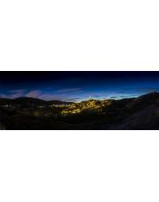 Cuadro decorativo en lienzo de Bocairent de noche, con el campanario iluminado.