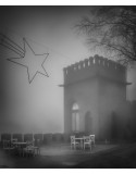 Misterio Invernal: Fotografía en Blanco y Negro de Castillo Nebuloso con Estrella
