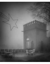 Misterio Invernal: Fotografía en Blanco y Negro de Castillo Nebuloso con Estrella