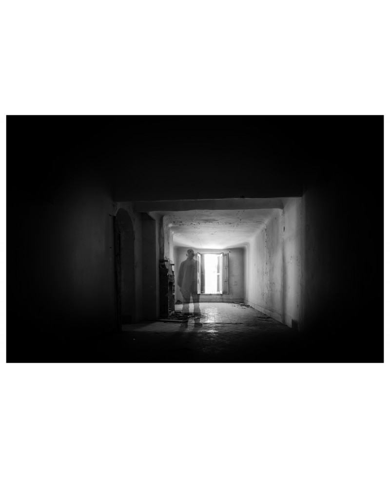 "Esencia y Luz: Reflejo en el Tiempo"