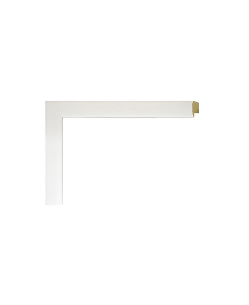 Detalle del perfil de la moldura negra lisa de madera