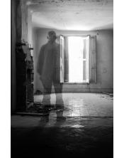 "Esencia y Luz: Reflejo en el Tiempo"