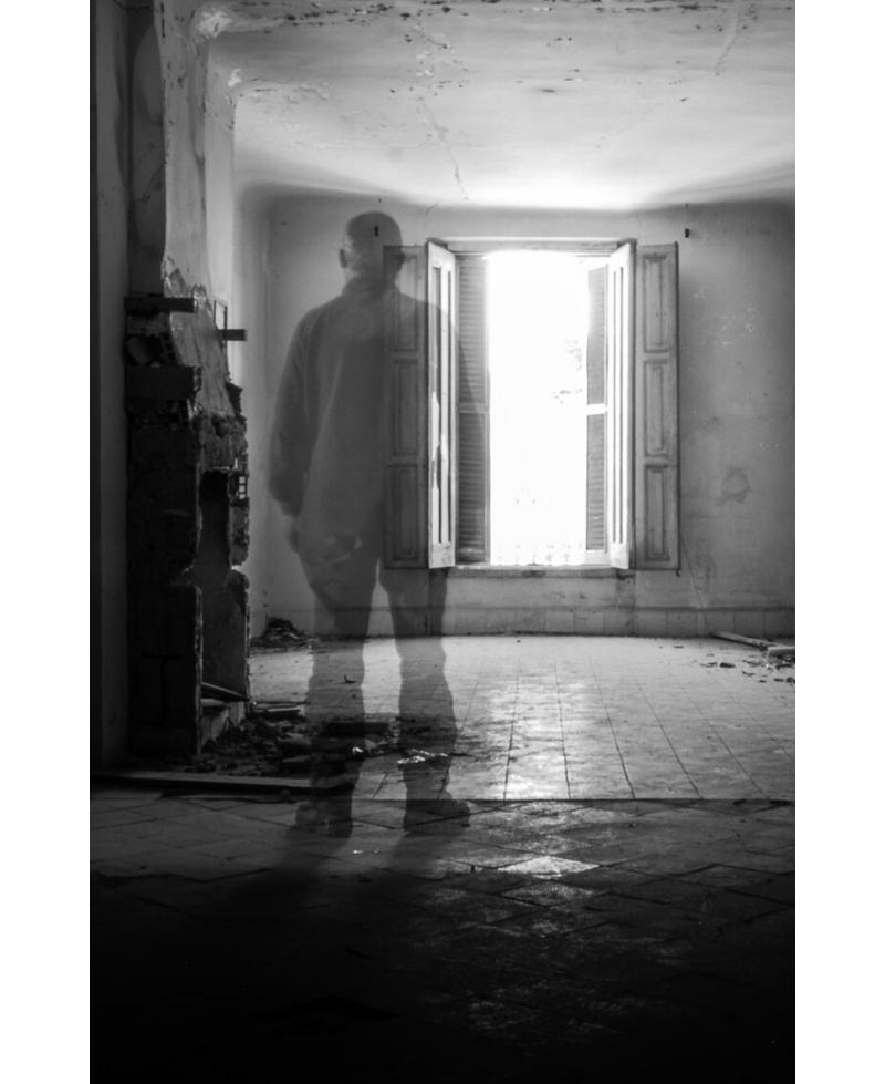 "Esencia y Luz: Reflejo en el Tiempo"