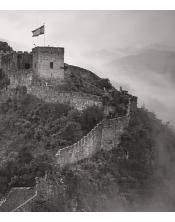 "Guardianes de la Bruma: Castillo de Xàtiva en Blanco y Negro"