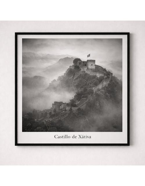 "Guardianes de la Bruma: Castillo de Xàtiva en Blanco y Negro"