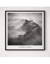 "Guardianes de la Bruma: Castillo de Xàtiva en Blanco y Negro"