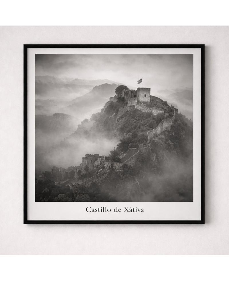 "Guardianes de la Bruma: Castillo de Xàtiva en Blanco y Negro"