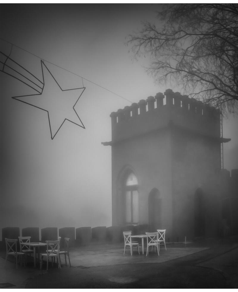 Misterio Invernal: Fotografía en Blanco y Negro de Castillo Nebuloso con Estrella