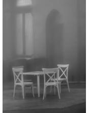 Misterio Invernal: Fotografía en Blanco y Negro de Castillo Nebuloso con Estrella