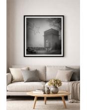 Misterio Invernal: Fotografía en Blanco y Negro de Castillo Nebuloso con Estrella