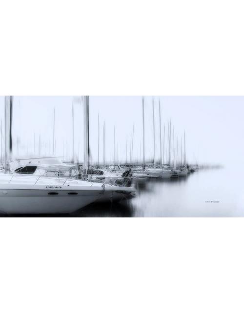 Foto Panorámica de Veleros en Blanco y Negro