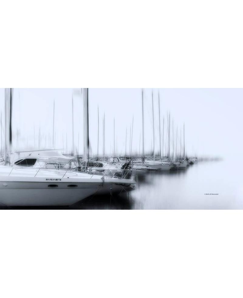 Foto Panorámica de Veleros en Blanco y Negro