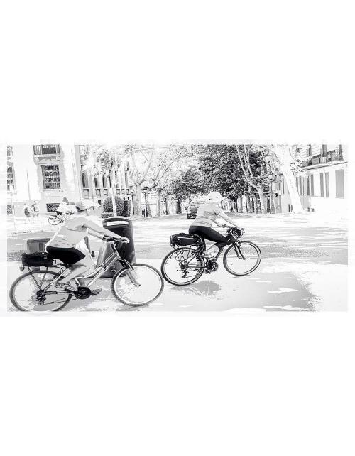 Lámina fotográfica de bicicletas en un entorno urbano