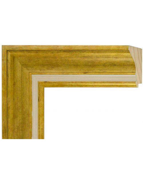 Detalle del perfil de la moldura dorada y crema de madera