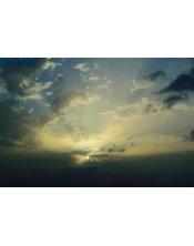 Fotografía de autor del amanecer en Bellus con rayos crepusculares proyectándose entre nubes