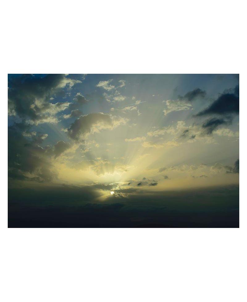 Fotografía de autor del amanecer en Bellus con rayos crepusculares proyectándose entre nubes