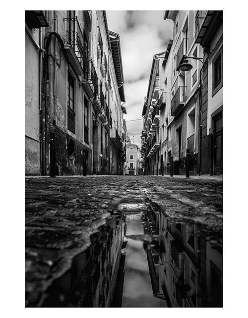 Fotografía Artística "Reflejos en la Calle Corretgeria" (Xàtiva) - 65x43 cm