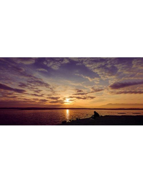 Serenidad Dorada: Pescador al Atardecer